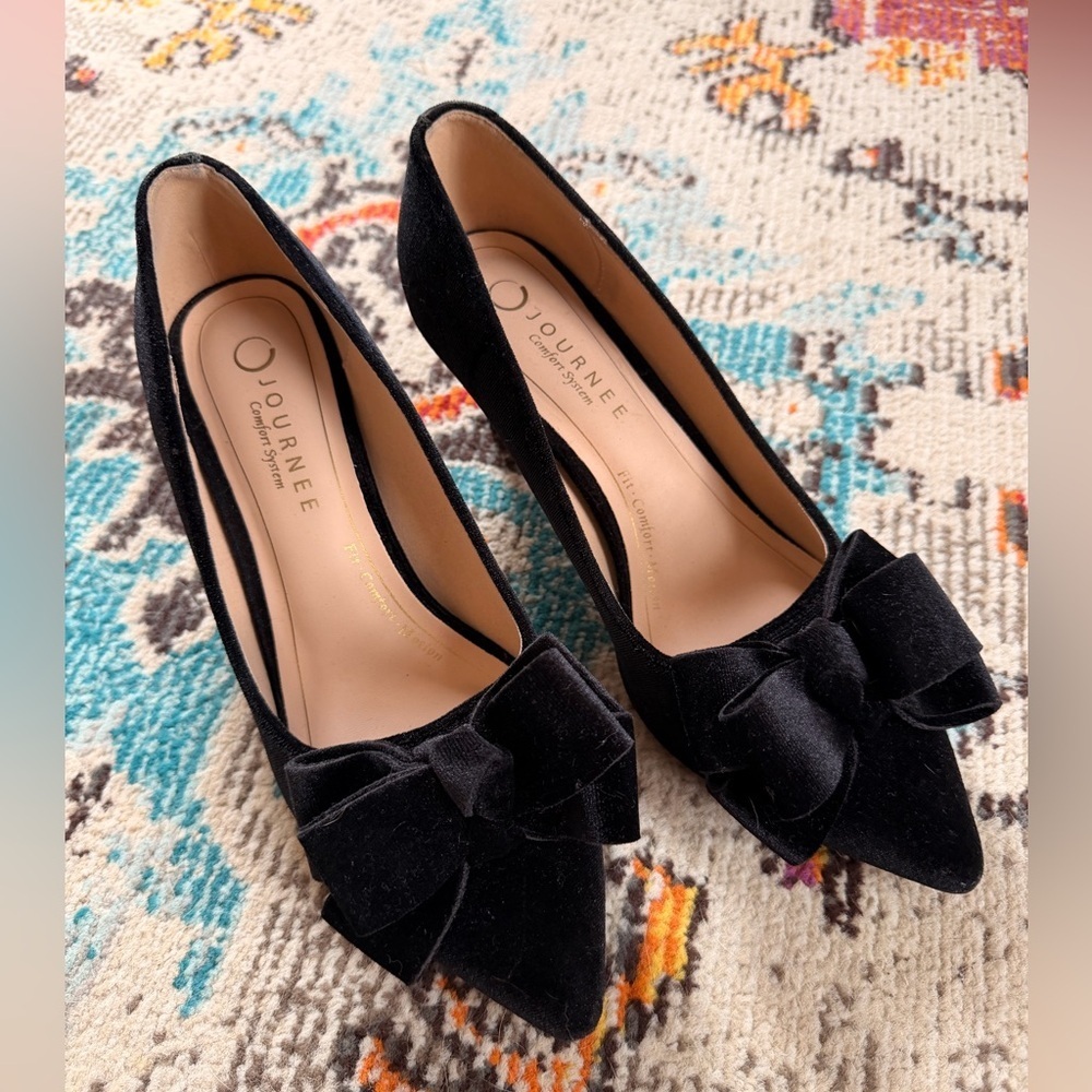 Journee Collection Women's Crystol Bow Pointed Toe Dress Pumps